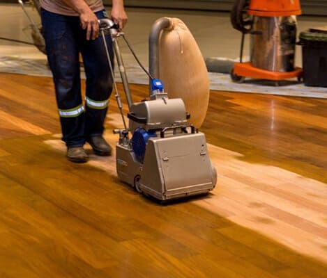 Raspagem e lixamento de pisos de madeira com acabamento perfeito