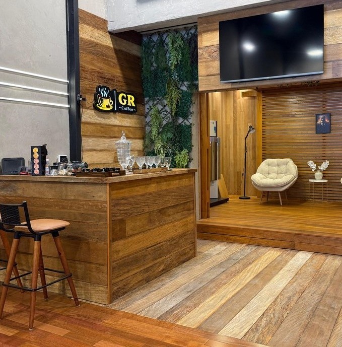 Equipe da GR Pisos instalando piso de madeira em ambiente residencial